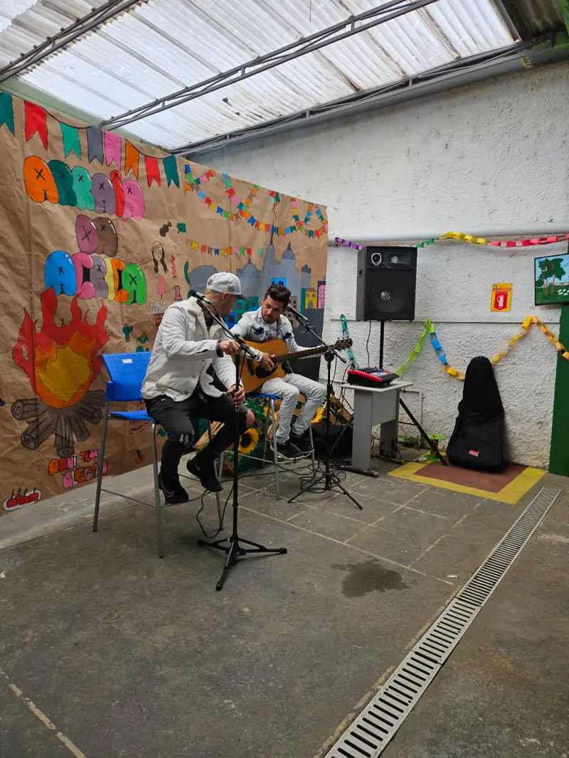 Músicos tocando violão numa festa junina da ACRICA